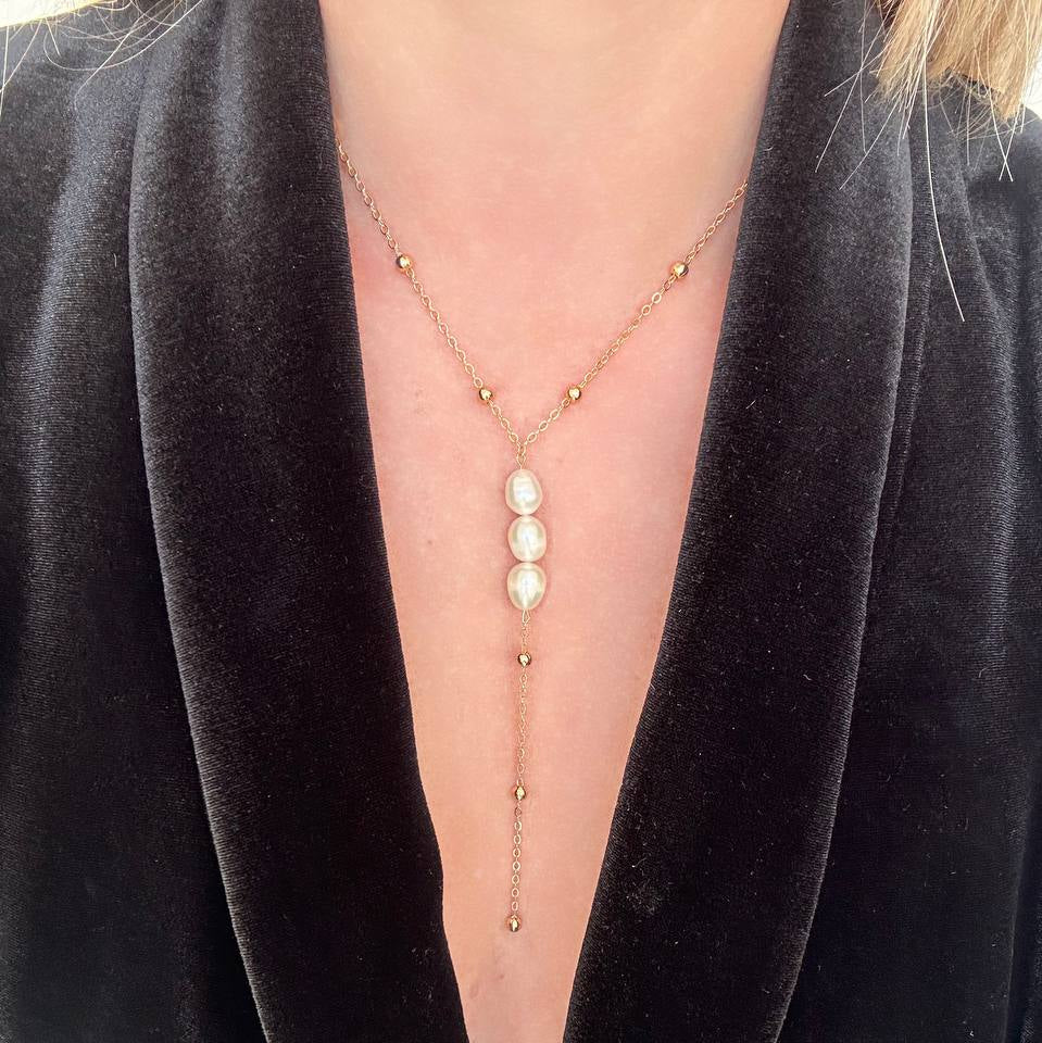 Cadena corbata con perlas