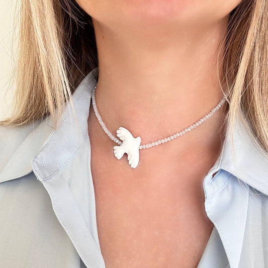 Collar Estilizado con Cristales Blancos y Colgante de Ave Blanco