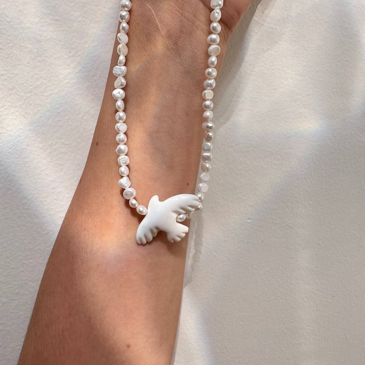Collar Estilizado con Cristales Blancos y Colgante de Ave Blanco