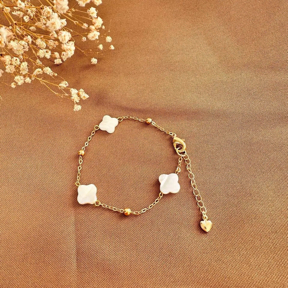 Pulsera tres tréboles de madre de perlas blanca