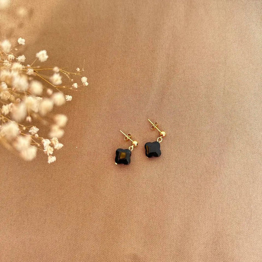 Aretes clavo trébol ónix negro