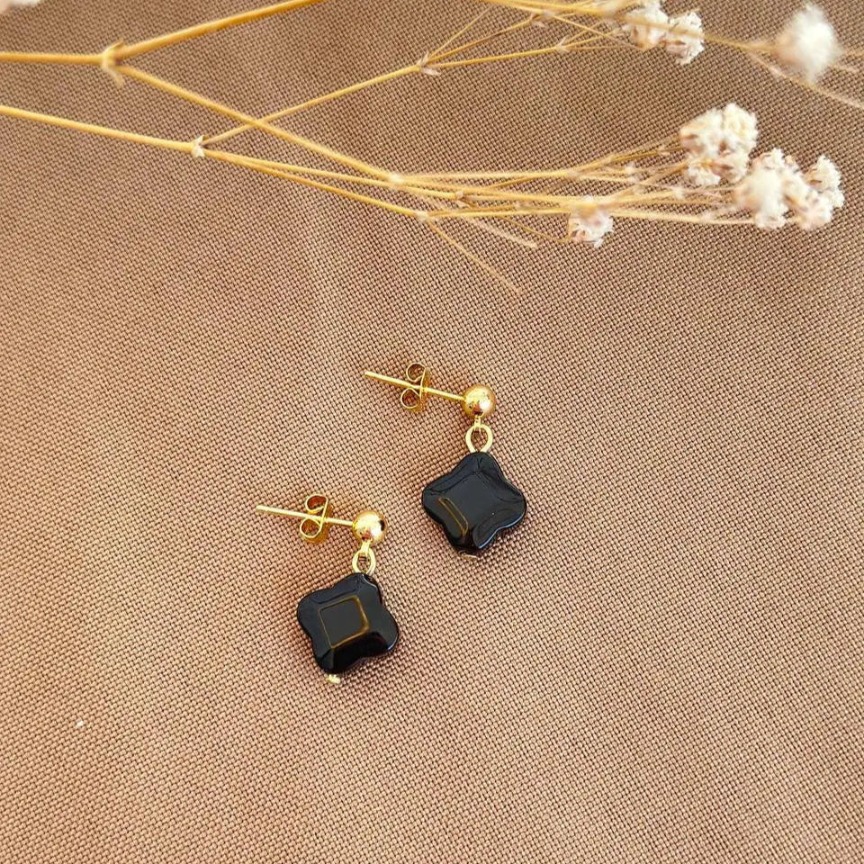 Aretes clavo trébol ónix negro