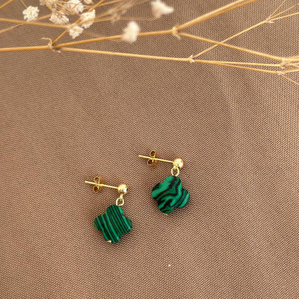 Aretes clavo trébol de malaquita verde