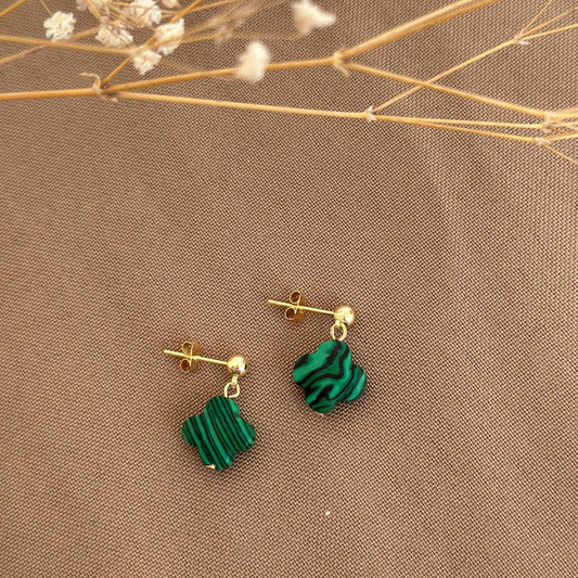 Aretes clavo trébol de malaquita verde