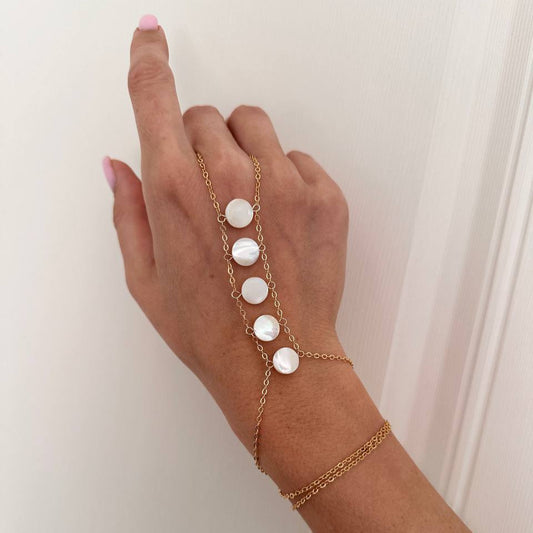 Cadena de Mano Estilo Boho con Piedra de Nácar