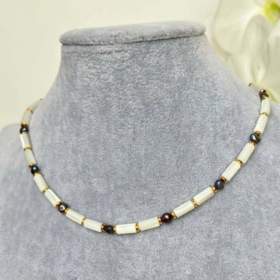 Choker de tubos blancos de madre de perlas con perlas