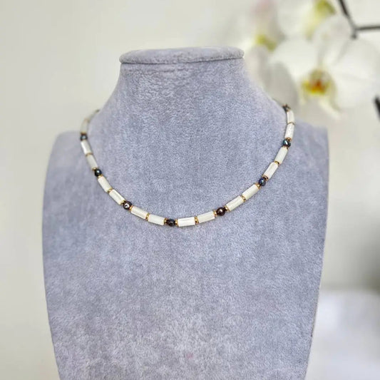 Choker de tubos blancos de madre de perlas con perlas