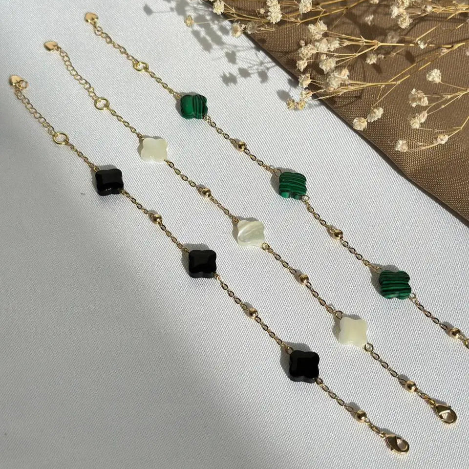 Pulsera ajustable con trébol ónix negro