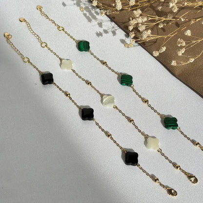 Pulsera ajustable con trébol ónix negro