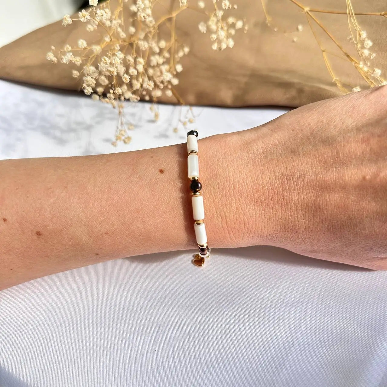 Pulsera de tubos madre de perlas blanca